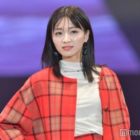 岡崎紗絵、美スタイル際立つミニスカ姿 冬っぽチェックが可愛い<札幌コレクション 2023 A/W> 画像