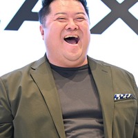 ブラマヨ小杉竜一、“フサフサ”ヘア披露 自身の姿に満面の笑み 画像