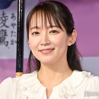 吉岡里帆、背中ざっくりドレス&濃いめメイクで雰囲気一変「着こなせるのさすが」「かっこいい」の声 画像