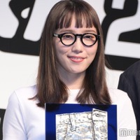 飯豊まりえ、私物ジーンズで堂々登場 オン眉×黒縁メガネが新鮮<ベストジーニスト2023> 画像