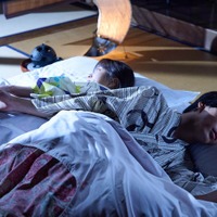 <18歳、新妻、不倫します。 第5話>煌&明花、旅先で初の“一夜”…熱いキス交わす 画像