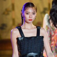 川津明日香、大胆肌見せスタイル 美デコルテ披露でSEXYに<BISHU COLLECTION> 画像