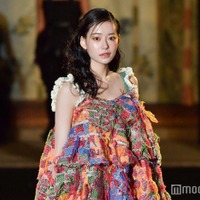 なこなこカップル・なごみ、キャミドレスで胸元大胆披露 オレンジメイクが可愛い<BISHU COLLECTION> 画像