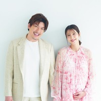 第1子妊娠中の本郷杏奈、ふっくらお腹披露 EXITりんたろー。と夫婦初共演でバックハグ 画像