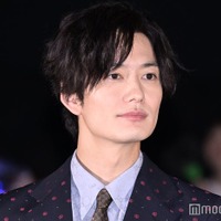 岡田将生、“大好きな兄”生田斗真撮影「ちょいひげのおかだ」ショットに反響 生田とのやり取りも「可愛すぎる」と話題に 画像