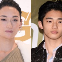 冨永愛、長男・章胤との親子ショットに驚きの声「脚長」「2人揃ってスタイル良すぎ」 画像