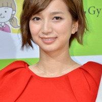 芹那、美谷間くっきり水着姿披露「スタイルが異次元」「美しい」と反響続々 画像