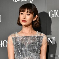 山田優、“大胆背中見せ”コーデに反響「ドキッとしました」「綺麗すぎる」 画像