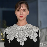 多部未華子、黒ドレス×赤リップでオーラ放つ<ディオールホリデーポップアップ> 画像
