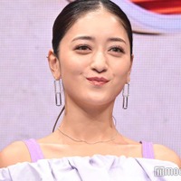 みちょぱ、美デコルテ輝くオフショル姿で登場 結婚後の料理事情告白 画像