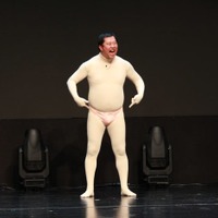 とにかく明るい安村、上海でネタ披露 全身タイツ着用で「リベンジが必要」 画像