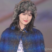 乃木坂46山下美月“超ミニ丈”からスラリ美脚披露 オフショットに「可愛すぎる」「キュン」の声 画像