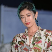 山田優“スラリ美脚”輝く私服姿に「かっこよすぎ」「スタイル抜群」の声 画像