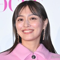 内田理央、タイトミニスカ姿で美脚披露 オールピンクコーデまといウォーキング 画像