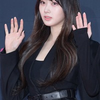 aespaジゼル、タイトなセクシー衣装で美脚&美肩披露「大人の色気がすごい」の声 画像