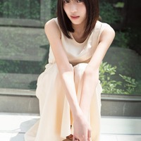 注目声優・花宮初奈“女神級”のドレス姿 アンニュイな表情で魅了 画像