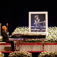 X JAPAN・YOSHIKI、55歳で死去・HEATHさんとの別れに涙「僕らが前に進むことが最高の恩返し」ピアノの特別演奏も捧ぐ<「HEATH Farewell & Flower Offering Ceremony」挨拶全文> 画像