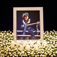 55歳で死去のX JAPAN・HEATHさんお別れ会開催 メンバーら100人の著名人・1万人の一般客参列<HEATH Farewell & Flower Offering Ceremony> 画像