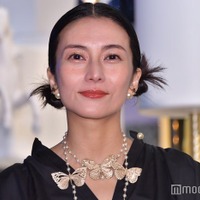 柴咲コウ、大ぶり蝶ネックレスでゴージャスな装い デビュー25周年の節目に抱負<ディオール ガーデン オブ ドリームズ> 画像