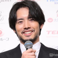 赤楚衛二、髭&スーツ姿で「ベストドレッサー賞」授賞式登場「決して無精髭ではありません(笑)」 画像