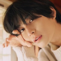 高橋文哉、クール&スウィートな表情で魅了 2年ぶりカレンダー決定 画像