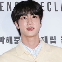 “入隊から1年”BTS・JIN、兵長に早期進級 誕生日に報告 画像