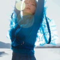AAA宇野実彩子、すっぴん・肩出しドレス姿も披露 ソロデビュー5周年記念メモリアルブック決定 画像