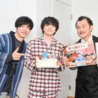 田中圭、林遣都に「おっさんずラブ」特製バースデーケーキのサプライズ 吉田鋼太郎と祝福 画像