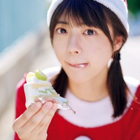 乃木坂46冨里奈央、雑誌初表紙で透明素肌披露 あざといサンタ姿も掲載 画像