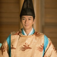 三浦翔平、烏帽子姿で微笑む「光る君へ」藤原伊周の扮装写真公開 画像