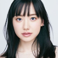 芦田愛菜、女性誌初表紙で新たな表情「美しさや魅力は一種類ではないと思う」持論語る 画像