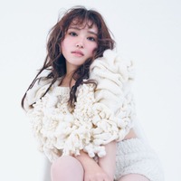 矢吹奈子、“血色感”メイク&くるくるヘアで雰囲気ガラリ 白肌も輝く 画像