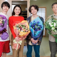 連ドラ初主演・小池栄子が涙「コタツがない家」HiHi Jets作間龍斗ら“深堀家”揃ってオールアップ 画像