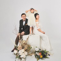 我妻三輪子、14歳上・中川晴樹と結婚報告 娘も写るウェディングフォト公開 画像