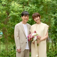 名倉潤＆渡辺満里奈夫妻、18年前の結婚式と同じポーズで記念撮影 バウリニューアルで思い伝える 画像