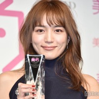 川口春奈、美背中ざっくりドレスで登場 日々の美容事情明かす 画像