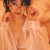 AKB48柏木由紀、メガネに透けシャツ&ランジェリーで色気あふれる 画像