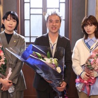 ムロツヨシ「撮影を止める男になるとは…」ドラマ撮影回顧 平手友梨奈&江口のりこと「うちの弁護士は手がかかる」クランクアップ 画像