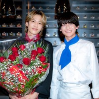 高橋文哉&志尊淳「フェルマーの料理」万感の思いでクランクアップ サプライズに熱い抱擁も 画像