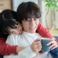 Aぇ! group末澤誠也、関水渚からバックハグ「彼女と彼氏の明るい未来」エンディング主題歌・映像・新場面写真解禁 画像