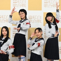 <紅白本番>新しい学校のリーダーズ、ド派手な紅白セーラー服でトップバッター飾る 出演者全員で“首振りダンス” 画像