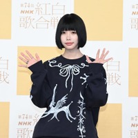 <紅白本番>ano、浜辺美波との再会に喜び「唯一おめでとうって連絡してくれた」ミニ丈スカート姿で美脚際立つ 画像