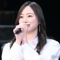 乃木坂46梅澤美波、抜群スタイル際立つミニ丈衣装姿に反響「美脚すぎる」「綺麗」 画像
