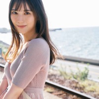日向坂46小坂菜緒、“絶景スポット”で彼女感たっぷり 先行カット公開<TRIANGLE magazine 02> 画像