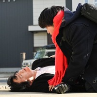 「おっさんずラブ」和泉(井浦新)、腹部から流血“謎の男”六道(三浦翔平)登場で衝撃展開「正体が気になる」「2人の関係は?」と視聴者混乱 画像