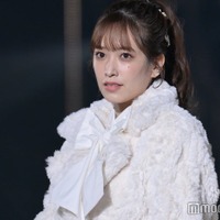 日向坂46佐々木久美、ミニ丈衣装から美脚チラリ 新年初投稿に反響「可愛すぎる」「すごく綺麗」 画像