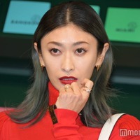 山田優、デニムショーパン姿で圧巻美脚披露 “大人のトリコカラー”テーマの鮮やかスタイル＜ルイ・ヴィトンSS24メンズ・ポップアップストア＞ 画像