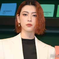 三吉彩花、鼻ピアス姿で登場 オレンジヘア×白セットアップでハンサムに＜ルイ・ヴィトンSS24メンズ・ポップアップストア＞ 画像