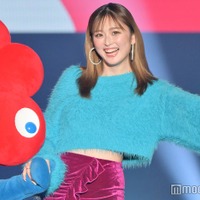 ゆうちゃみ、タイトミニスカ姿でスラリ美脚披露 大阪・関西万博公式キャラ・ミャクミャクと“ペアルック”＜TGC しずおか 2024＞ 画像