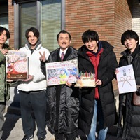 「おっさんずラブ」田中圭ら、吉田鋼太郎の65歳誕生日を祝福 手渡したものとは 画像